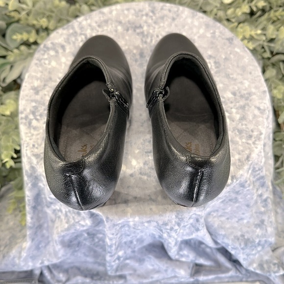Clark’s Bendables Black Leather Layered Side-Zip RoundToe Shootie Heels WMS 6M - Picture 5 of 11